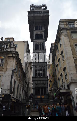 Santa Justa Elevator da cui è possibile vedere le belle viste costruite da Raoul Mesnier de Ponsard nel 1902 Lisbona. Natura, architettura, storia, Street Ph Foto Stock