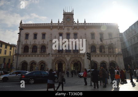 La facciata principale del Rossio stazione ferroviaria del XIX secolo e in stile manuelino In primo dicembre Street a Lisbona. Natura, architettura, storia, Street Foto Stock