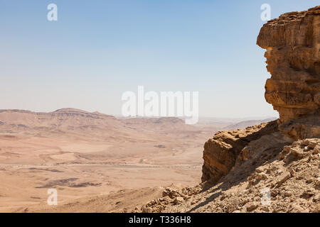 Il paesaggio del deserto del cratere Ramon (Makhtesh Ramon), il più grande del mondo, nella riserva naturale, Mitzpe Ramon, deserto del Negev, Israele Foto Stock