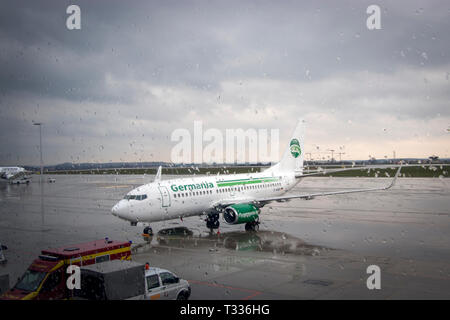 Tempesta all aeroporto di Dresda. Vista del velivolo attraverso delle gocce di pioggia. Immagine concettuale temi meteo e di ritardare o di voli annullati. Editoriale. Foto Stock