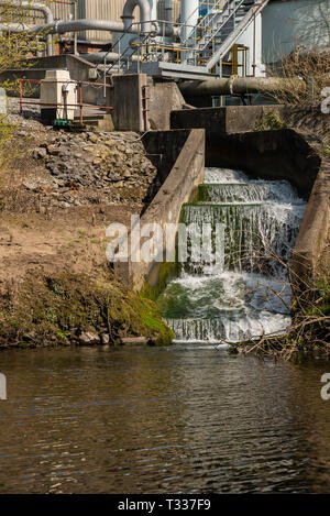 Pollted acqua da una fabbrica scorre in un fiume nel Regno Unito Foto Stock