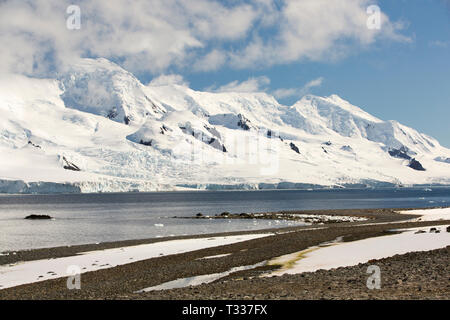 Paesaggio antartico su Livingston Isola, parte del sud le isole Shetland fuori della penisola antartica. Foto Stock