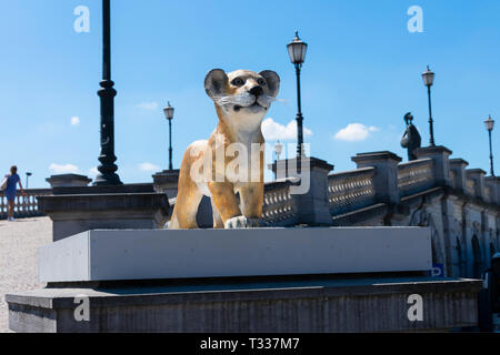 Anversa, Belgio - Luglio 14, 2018 la statua di un Lion cub al poton ricostruito ponte sul fiume Schelda in Antwerp Foto Stock