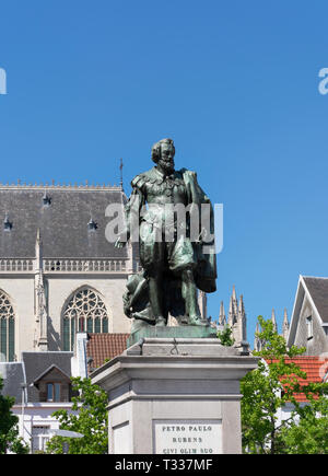 Anversa, Belgio - 14 luglio 2018 Statua del pittore Peter Paul Rubens ad Anversa in alto sulla sua colonna Foto Stock