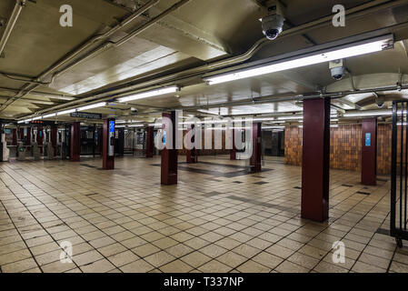 Accesso automatico di controllo barriere biglietteria nella stazione della metropolitana con le telecamere di sicurezza nella città di New York, Stati Uniti d'America Foto Stock