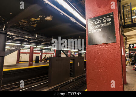 47-50 Sts Rockefeller Center stazione della metropolitana con persone in attesa nella città di New York, Stati Uniti d'America Foto Stock