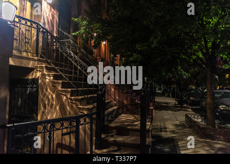 Vecchie case tipiche di notte nel quartiere di Harlem a Manhattan, New York City, Stati Uniti d'America Foto Stock