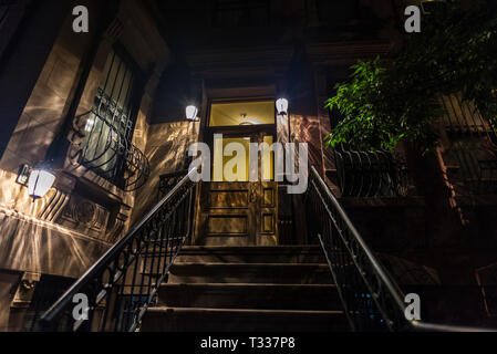 Ingresso di una vecchia casa tipica di notte nel quartiere di Harlem a Manhattan, New York City, Stati Uniti d'America Foto Stock