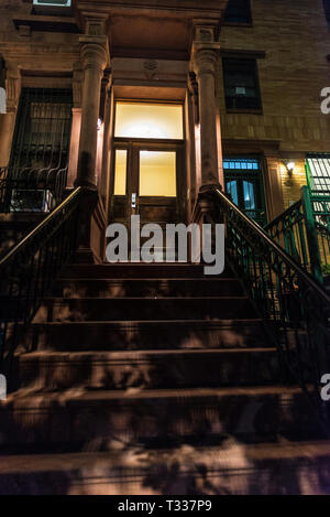 Ingresso di una vecchia casa tipica di notte nel quartiere di Harlem a Manhattan, New York City, Stati Uniti d'America Foto Stock