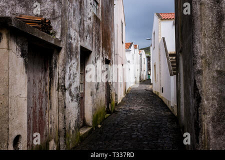 Strada stretta in Corvo isola. Azzorre, Portogallo Foto Stock