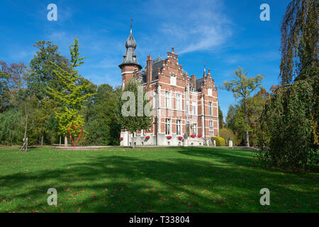 Waasmunster, Belgio - 13 ottobre 2018, Castello Blauwendael splendido castello nel centro di Waasmunster Foto Stock