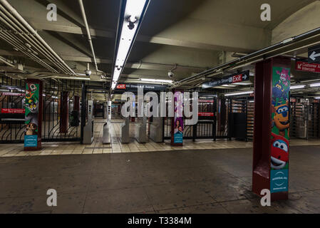 La città di New York, Stati Uniti d'America - 30 Luglio 2018: accesso automatico di controllo barriere biglietteria nella stazione della metropolitana con segni di entrata e uscita in New York City, Stati Uniti d'America Foto Stock