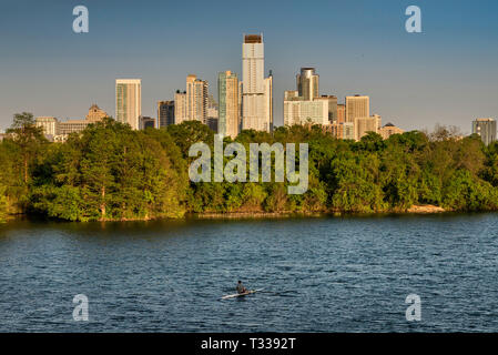 Kayaker al Lago Lady Bird sul fiume Colorado, centro di torri in distanza, vista dal ponte pedonale sotto MoPac Expressway in Austin, Texas, Stati Uniti d'America Foto Stock