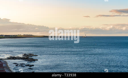 Vista da Whitley Sands Beach a Whitley Bay, Tyne and Wear, England, Regno Unito - guardando verso nord in direzione di St. Mary's Faro Foto Stock