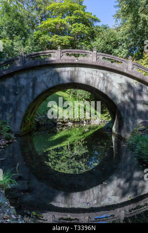 Luna piena Bridge, Koishikawa Korakuen, Tokyo, Giappone Foto Stock