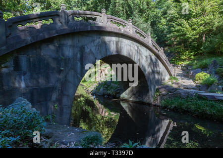 Luna piena Bridge, Koishikawa Korakuen, Tokyo, Giappone Foto Stock