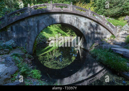 Luna piena Bridge, Koishikawa Korakuen, Tokyo, Giappone Foto Stock