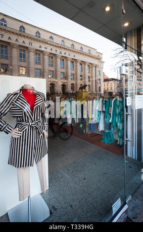 Vetrina di un boutique hotel con una riflessione di Sofia Downtown Foto Stock