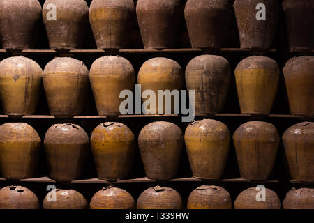 Righe fermentate di bevanda alcolica nella vecchia ceramica presso Puli birreria, Nantou, Taiwan Foto Stock