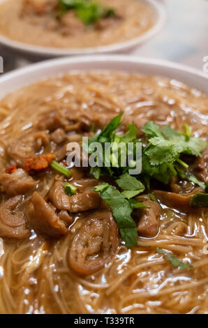 Mangiare uno spuntino di Taiwan di sottile pasta con carne di maiale intestino Foto Stock