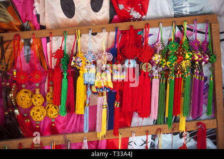 Portafortuna per la vendita sul mercato cinese vicino Shibaozhai Pagoda, Cina Foto Stock