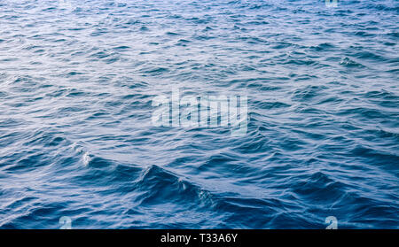 Mare blu superficie onde astratto modello di sfondo Foto Stock