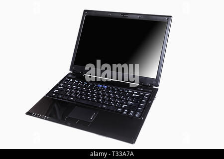 Vista frontale di colore nero per notebook portatile su sfondo bianco. Percorso di clipping area di visualizzazione Foto Stock