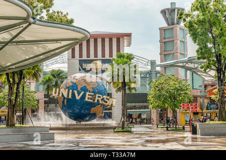 La folla si trova di fronte agli Universal Studios Singapore al Resorts World Sentosa sull'isola di Sentosa, Singapore Foto Stock