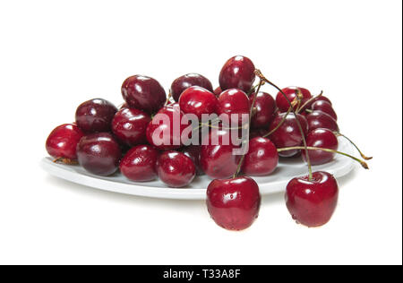 Fresche ciliege dolci piatto con gocce d'acqua su sfondo bianco Foto Stock