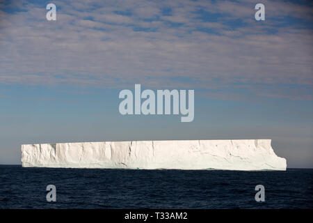 Iceberg tabulari vicino a Crystal Sound, Antartide. Foto Stock