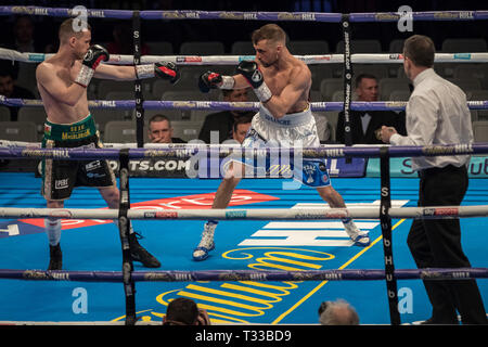 Sean McGoldrick vs Sean Cairns. McGoldrick vince il Peso gallo lotta 59-56 su punti alla casella di rame Arena. Foto Stock