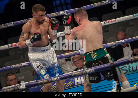 Sean McGoldrick vs Sean Cairns. McGoldrick vince il Peso gallo lotta 59-56 su punti alla casella di rame Arena. Foto Stock