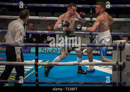 Sean McGoldrick vs Sean Cairns. McGoldrick vince il Peso gallo lotta 59-56 su punti alla casella di rame Arena. Foto Stock