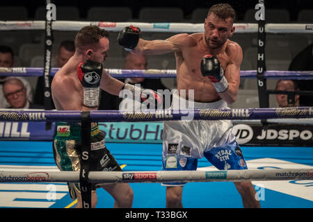 Sean McGoldrick vs Sean Cairns. McGoldrick vince il Peso gallo lotta 59-56 su punti alla casella di rame Arena. Foto Stock