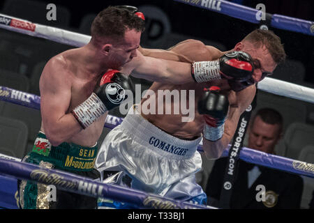 Sean McGoldrick vs Sean Cairns. McGoldrick vince il Peso gallo lotta 59-56 su punti alla casella di rame Arena. Foto Stock