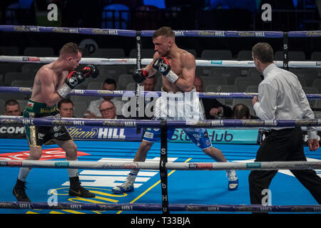 Sean McGoldrick vs Sean Cairns. McGoldrick vince il Peso gallo lotta 59-56 su punti alla casella di rame Arena. Foto Stock