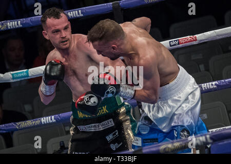 Sean McGoldrick vs Sean Cairns. McGoldrick vince il Peso gallo lotta 59-56 su punti alla casella di rame Arena. Foto Stock