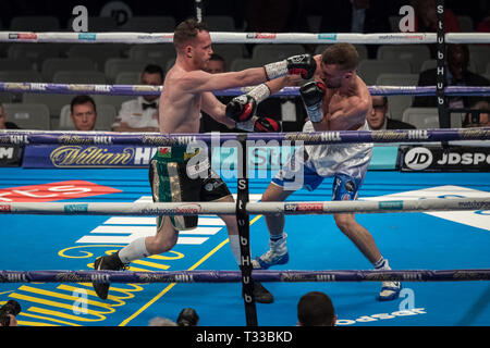 Sean McGoldrick vs Sean Cairns. McGoldrick vince il Peso gallo lotta 59-56 su punti alla casella di rame Arena. Foto Stock