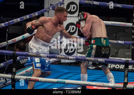 Sean McGoldrick vs Sean Cairns. McGoldrick vince il Peso gallo lotta 59-56 su punti alla casella di rame Arena. Foto Stock