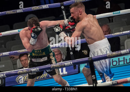 Sean McGoldrick vs Sean Cairns. McGoldrick vince il Peso gallo lotta 59-56 su punti alla casella di rame Arena. Foto Stock