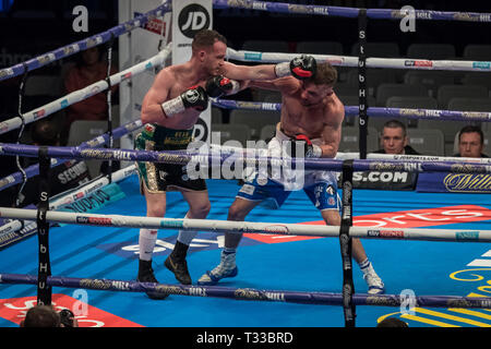 Sean McGoldrick vs Sean Cairns. McGoldrick vince il Peso gallo lotta 59-56 su punti alla casella di rame Arena. Foto Stock