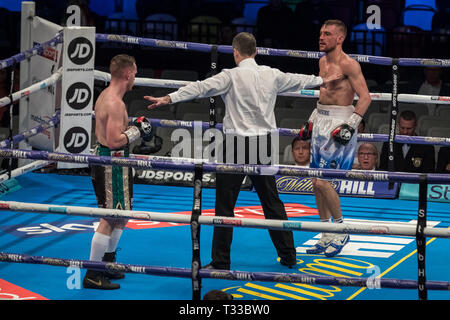 Sean McGoldrick vs Sean Cairns. McGoldrick vince il Peso gallo lotta 59-56 su punti alla casella di rame Arena. Foto Stock