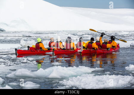 Kayak da mare con turisti provenienti da un'Antartide la nave di crociera nel canale di Lemaire, Graham Land, Antartico peninsulare. Foto Stock