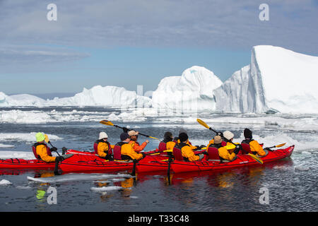 Kayak da mare con turisti provenienti da un'Antartide la nave di crociera nel canale di Lemaire, Graham Land, Antartico peninsulare. Foto Stock