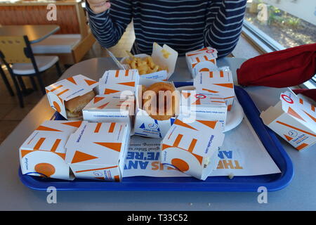 Il castello bianco è il più antico una catena di fast food in America, ciò che li differenzia è che gli hamburger sono cotto al vapore su un letto di cipolle Foto Stock