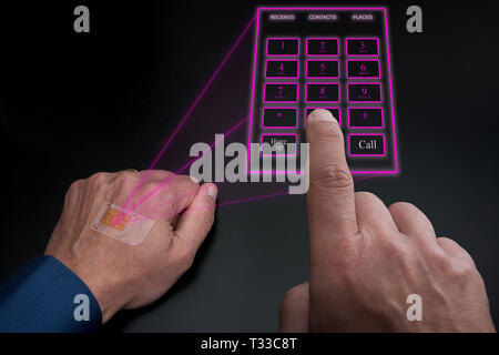 Olografica tastierino telefonico proiettato dalla SIM impiantati sotto la pelle Foto Stock