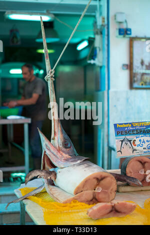 Di pesce spada fresco in vendita presso il Capo street market per cibi freschi a Palermo, Sicilia, Italia Foto Stock