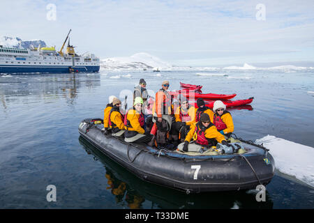 Kayak da mare con turisti provenienti da un'Antartide la nave di crociera nel canale di Lemaire, Graham Land, Antartico peninsulare. Foto Stock