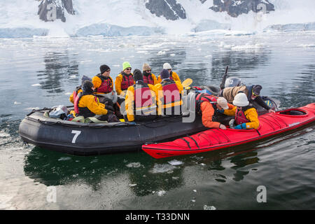 Kayak da mare con turisti provenienti da un'Antartide la nave di crociera nel canale di Lemaire, Graham Land, Antartico peninsulare. Foto Stock