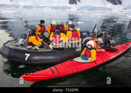 Kayak da mare con turisti provenienti da un'Antartide la nave di crociera nel canale di Lemaire, Graham Land, Antartico peninsulare. Foto Stock